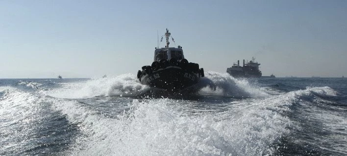 Εντοπισμός 30 μεταναστών πάνω σε λέμβο ανοιχτά της Σάμου